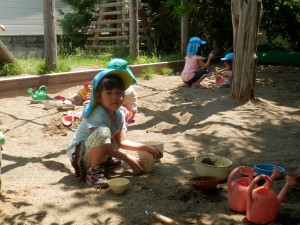 砂場で遊ぶ子ども